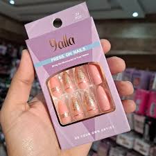 اظافر فرنش بفيونكه